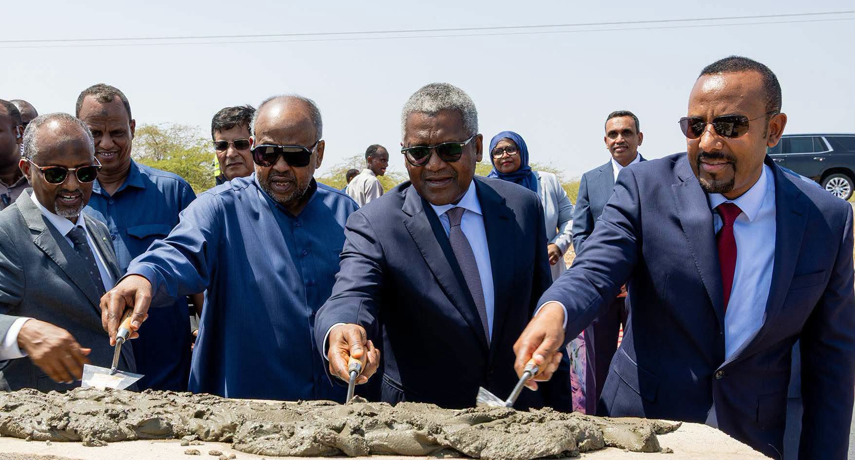 Le Président de la République, Son Excellence Ismail Omar Guelleh, a procédé ce jeudi, au Parc Industriel de Damerjog, au lancement de travaux de construction d’infrastructures logistiques énergétiques modernes.